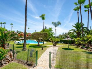 Casa adossada en Calle 4b 24. Casa en primera l�nea de golf en guadalmina baja.