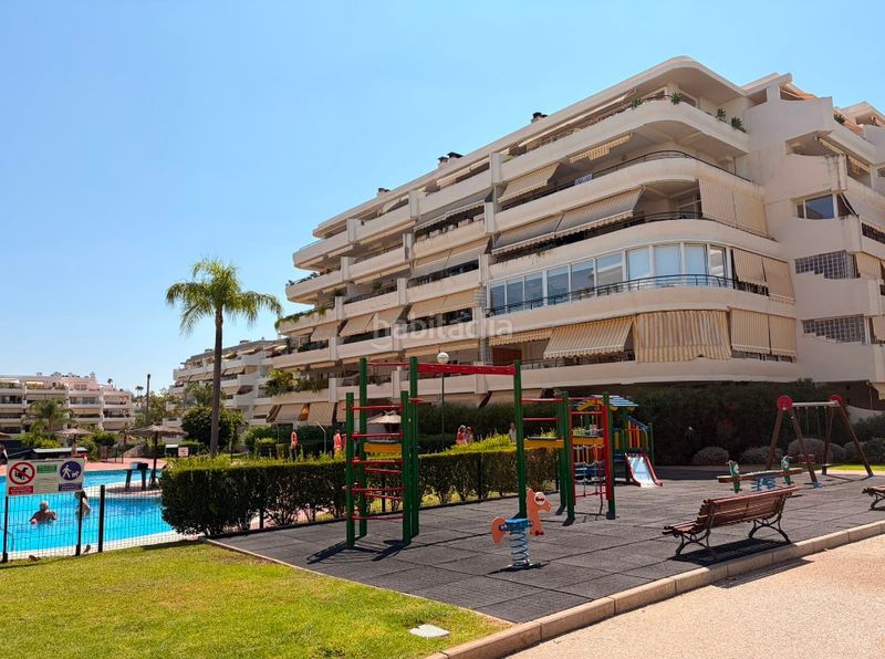 Foto 1c2d9f4a-d2d8-4d45-bcbc-99861e495366. Pis amb xemeneia calefacció aparcament piscina a Marbella