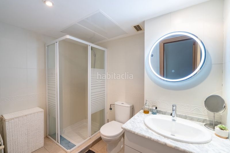 Foto 7b9c6c12-7387-46e7-8147-bac575ea8124. Pis amb xemeneia calefacció aparcament piscina a Marbella