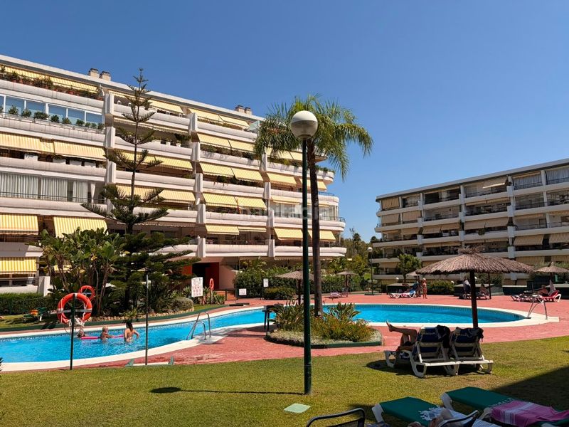 Foto 9b400058-03b3-4987-b92d-ca15227bcf11. Pis amb xemeneia calefacció aparcament piscina a Marbella