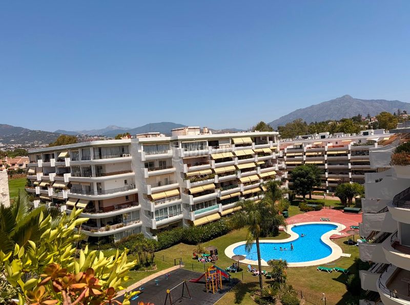 Foto d7c1f8fa-3b62-4919-9d25-f1d6177b6ae3. Pis amb xemeneia calefacció aparcament piscina a Marbella