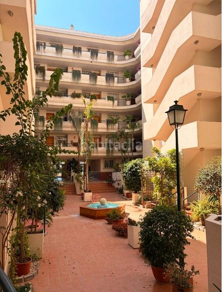 Foto da673ab0-4984-4dc8-ac18-baa7f1c80df4. Pis amb xemeneia calefacció aparcament piscina a Marbella
