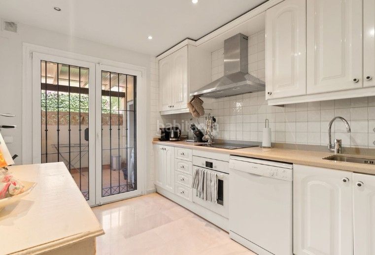 Foto a169a4a7-b5c8-458c-bfe7-6d4d67dfbc47. Casa adossada a calle 4b 24 a Guadalmina Baja Marbella