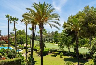 Casa adossada a Calle 4b 24. Casa en primera línea de golf en guadalmina baja.