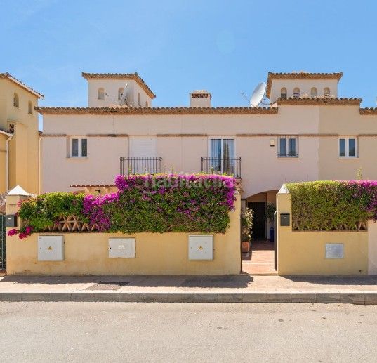 Foto d0fe39e6-f8dc-430b-9fdb-302c74135300. Casa adossada a calle 4b 24 a Guadalmina Baja Marbella