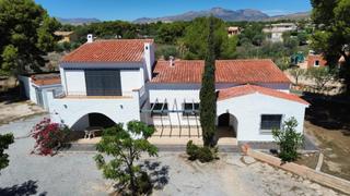 Chalet  Camino de la casa groga. Vive en entorno rural pero a cinco minutos del centro