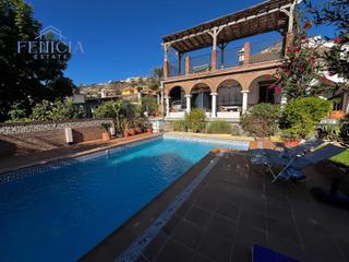 Casa in Cotobro. Se vende encantadora casa con estilo andaluz y vistas al mar en