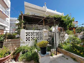 Casa adossada a La Herradura. Gran casa de pueblo a la venta junto al paseo marítimo de la her