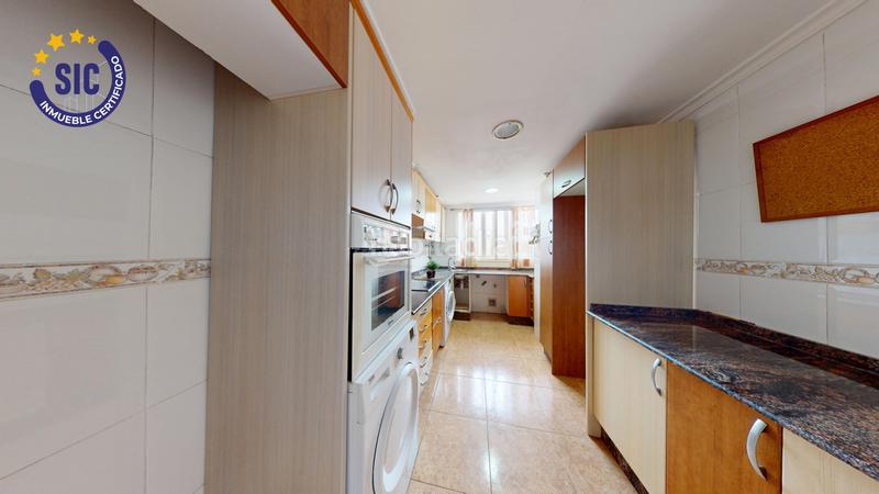 Foto 015f0aeb-6c5d-4adc-a8ab-dd1211172c5c. Piso  de tres habitaciones y terraza en Malilla en Valencia