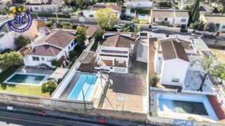 Casa  La eliana - cl san jorge. Chalet independiente con piscina, pista de tenis y parcela de m�