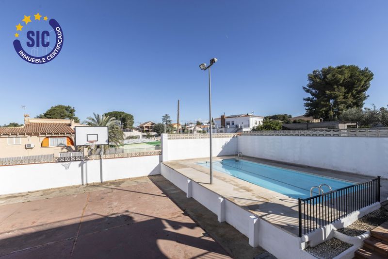 Foto 434acfe7-d9f6-412a-a51b-baa93e4b2c1d. Casa amb calefacció aparcament piscina a Entrepinos Eliana (l´)