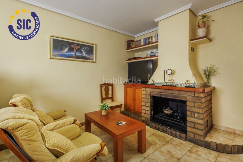 Foto bc11e02a-1277-4042-bab9-b054a6fe4ea0. Casa adossada amb aparcament a Carlet