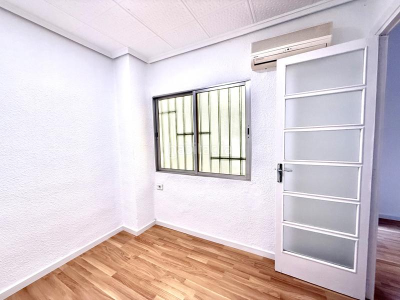 Foto 26f5a0cd-8964-41b9-9f16-ca9295b1ef20. Alquiler piso en Valencia - cl pintor vila prades 21 piso en alquiler con terraza en zona extramurs en Valencia