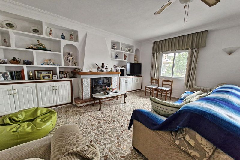 Foto b62051df-6821-49e1-96d9-cb456616e58b. Casa adossada amb aparcament a Guaro