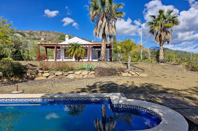 Foto ec88c865-2ac7-4527-858c-6b878e99acae. Masia amb aparcament piscina a Tolox