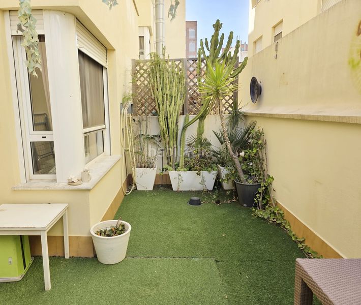 Piso seminuevo con terraza y plaza de garaje en Valencia - Imagen 5