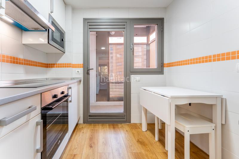 Foto 24548593-eaa1-42de-9ecb-b2d27a333940. Alquiler planta baja en calle de isabel clara eugenia 41 en Madrid