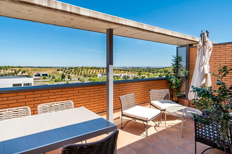 Foto 0a689f2d-32ba-4a7c-9f3a-5b41a885afe4. Location attique dans calle de isabel clara eugenia 37 dans Madrid