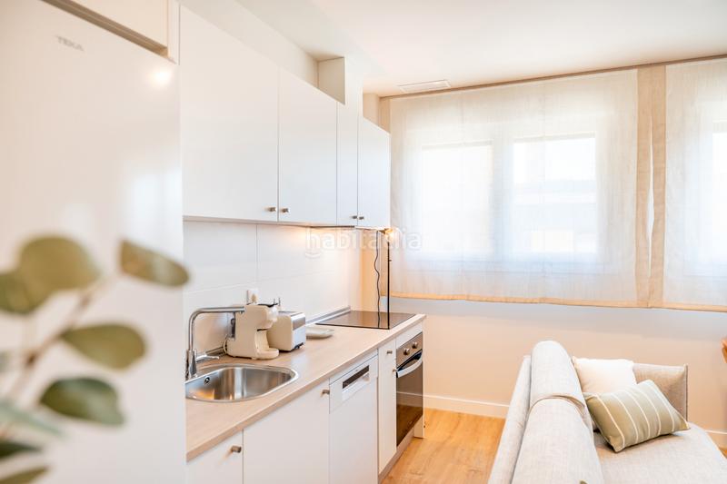 Foto c2b356fd-0f8c-4b05-9cb4-8cc870fb78f7. Rent studio in avenida de las ciencias 39 in colores - entreparques Sevilla