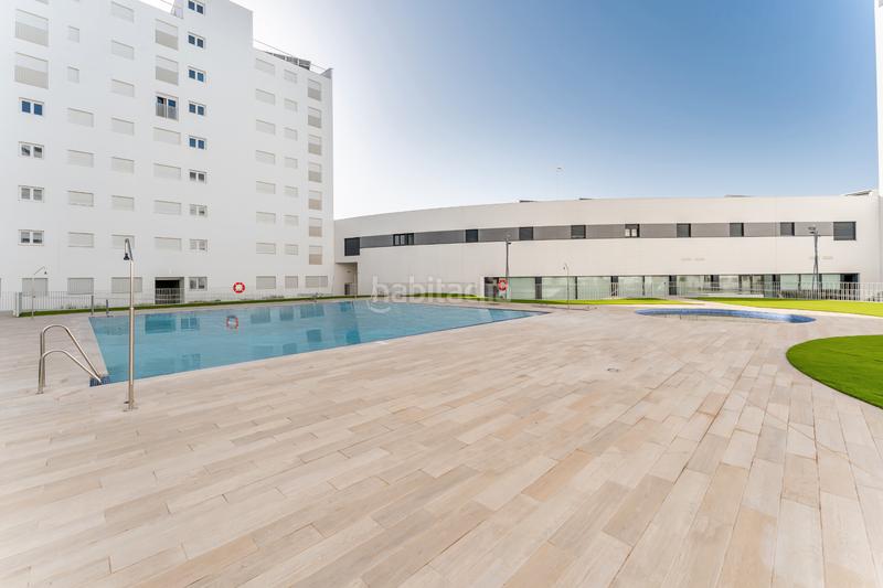 Foto fef74028-15e3-4e83-a513-02adc27ebd2a. Rent studio in avenida de las ciencias 39 in colores - entreparques Sevilla