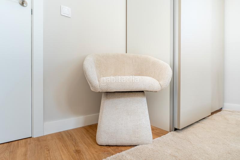 Foto 777b7910-a469-42ac-98ed-42d2f197aa79. Alquiler piso en avenida de las ciencias 39 en colores - entreparques Sevilla