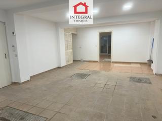 Autoparkplatz in Avinguda Catalunya. Estudio tipo loft, garaje y patio