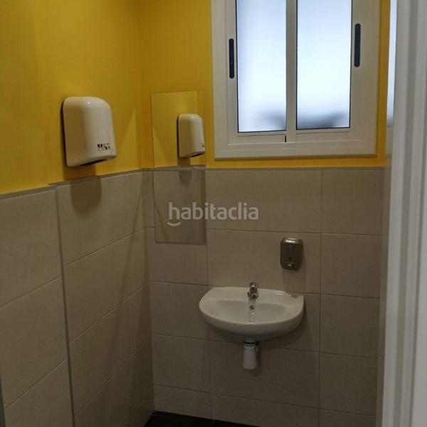 Foto 0cc1853c-ce3d-47b5-811e-ebe55d4231c8. Alquiler local comercial traspaso de heladería en pleno centro en Gavà