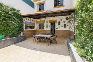 Maison jumelée  Calle luis rosales. Preciosa casa reformada de 3 dormitorios con patios y terraza en