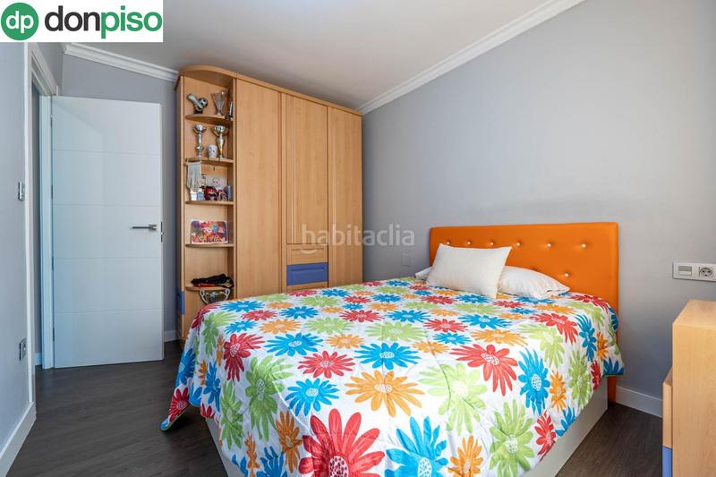 Foto 8a8d6a63-7721-4488-b47d-c17707b69823. Casa pareada  en esquina en la zubia en Zubia (La)