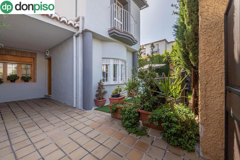 Foto d5d80443-943f-47c2-9025-ccdba76a88de. Casa pareada  en esquina en la zubia en Zubia (La)