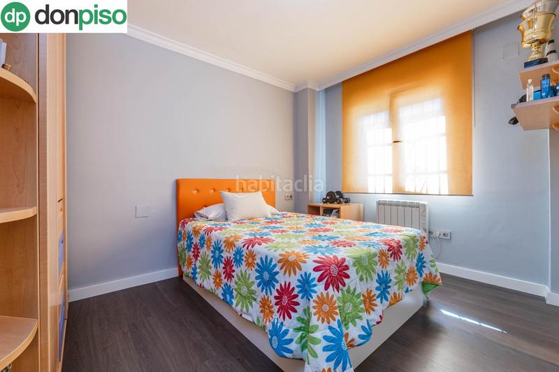 Foto d83f785f-579f-4c73-b6bc-b096d956e919. Casa pareada  en esquina en la zubia en Zubia (La)