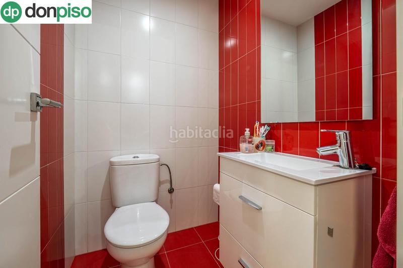 Foto e33ed7c0-8a45-4d7e-b928-1b9d0a92617a. Casa pareada  en esquina en la zubia en Zubia (La)