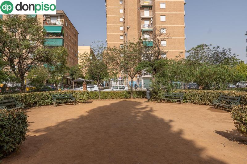 Foto e01949d9-8248-4af0-b8bb-6bc7f3d7ea44. Piso aqui esta la vivienda que esperabas, vergeles piso reformado con plaza de aparcamiento y trastero en Granada