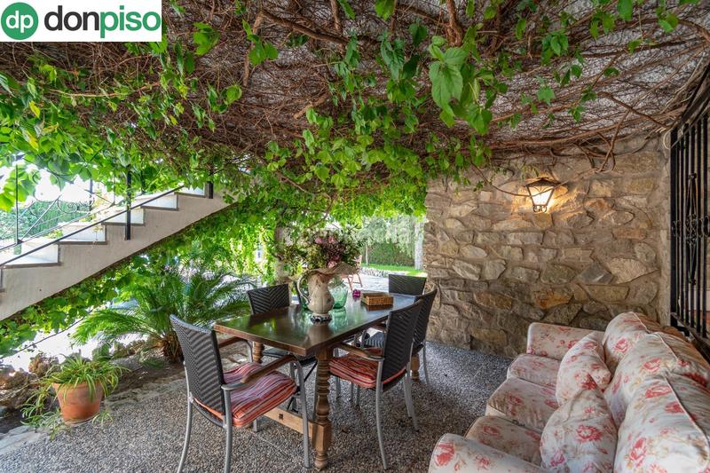 Foto 16d28b8b-ed6f-4247-b4ca-651c0c8acde0. Chalet preciosa casa con piscina privada en urbanización molino alto en Huétor de Santillán