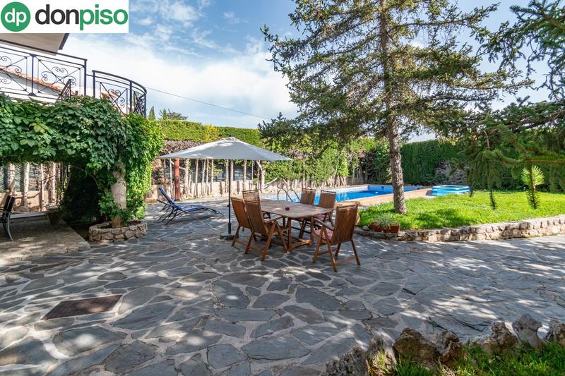 Foto 2ba8f3fe-c8b0-44ee-b1fc-938d44a96a35. Chalet preciosa casa con piscina privada en urbanización molino alto en Huétor de Santillán