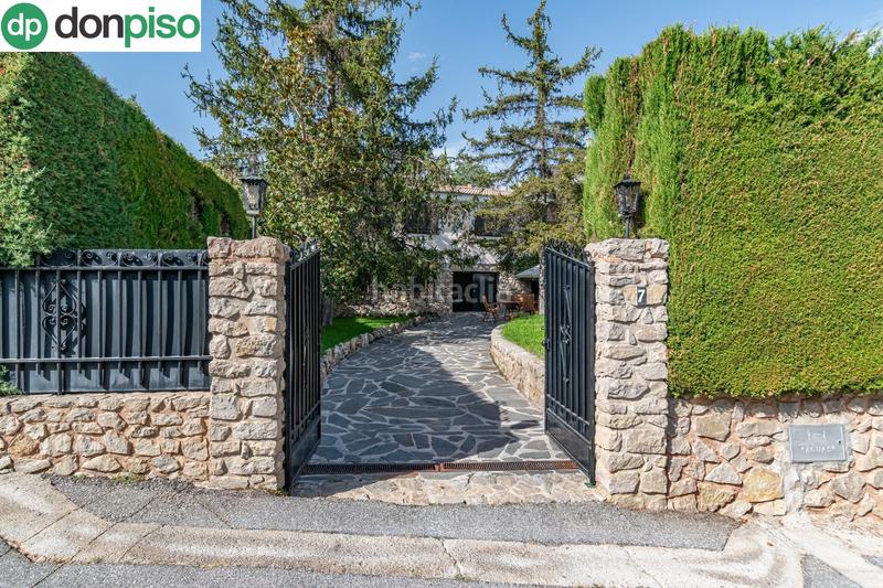 Foto a3e0e6aa-71c9-45e7-ba41-8402b1a4cece. Chalet preciosa casa con piscina privada en urbanización molino alto en Huétor de Santillán