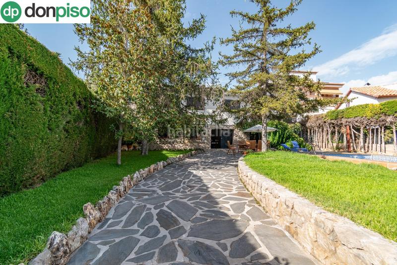 Foto ceb7577c-af72-4df5-b024-c07e42e325ad. Chalet preciosa casa con piscina privada en urbanización molino alto en Huétor de Santillán