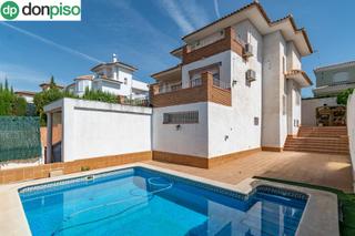 Chalet  Calle malva. Tu refugio en la urbanización cortijo de la luz