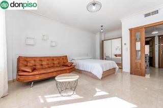 Affitto Appartamento in Plaza de la romanilla 6. Alquiler de piso céntrico en plaza de la romanilla con 4 habitac