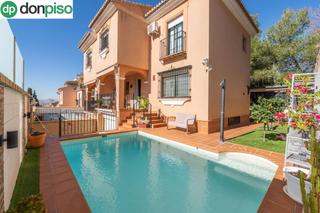 Casa adossada  Avenida de los almendros. Chalet adosado con piscina y placas solares en el parque de los