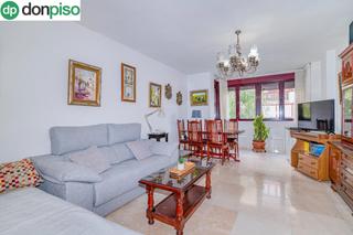 Pis  Calle de la adelfa. Estupendo piso en jardin de la reina