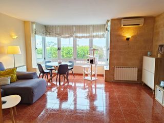 Semi detached house in Avinguda Menorca-Sínia Costabella. Casa adosada con amplio patio privado y piscina en el centro de