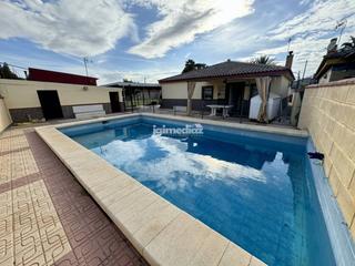 Chalet  Brenes. Parcela de 1239 m2 con casa, nave y piscina en pradollano
