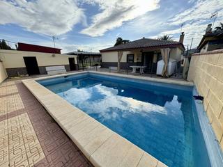 Maison  Brenes. Parcela de 1239 m2 con casa, nave y piscina en pradollano