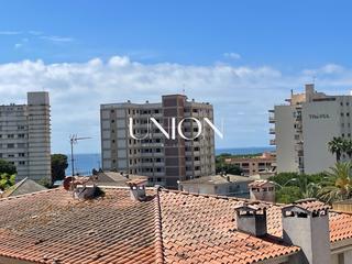 Pis a Fenals. Piso con vistas a mar y montaa