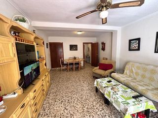 Pis  Calle calle almoradi. Amplio piso en playa de los naufragos  oportunidad a reformar po