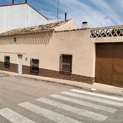 Casa a Calle la luna 2. ?? casa de 160 m² con patio y cochera – lista para vivir