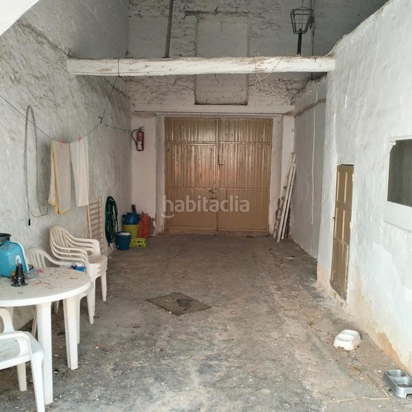 Foto 4d8fabdb-1fcd-4215-8972-243d2e1e8779. Casa amb xemeneia aparcament a Munera