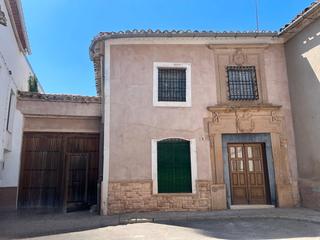 Casa a Calle cruces 12t. Gran casa en pleno centro con jardín