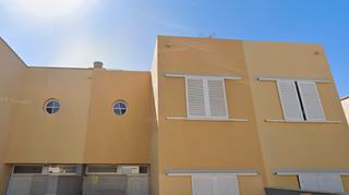 Casa adossada en San Isidro. Inmueble sin posesin, oportunidad de invesin